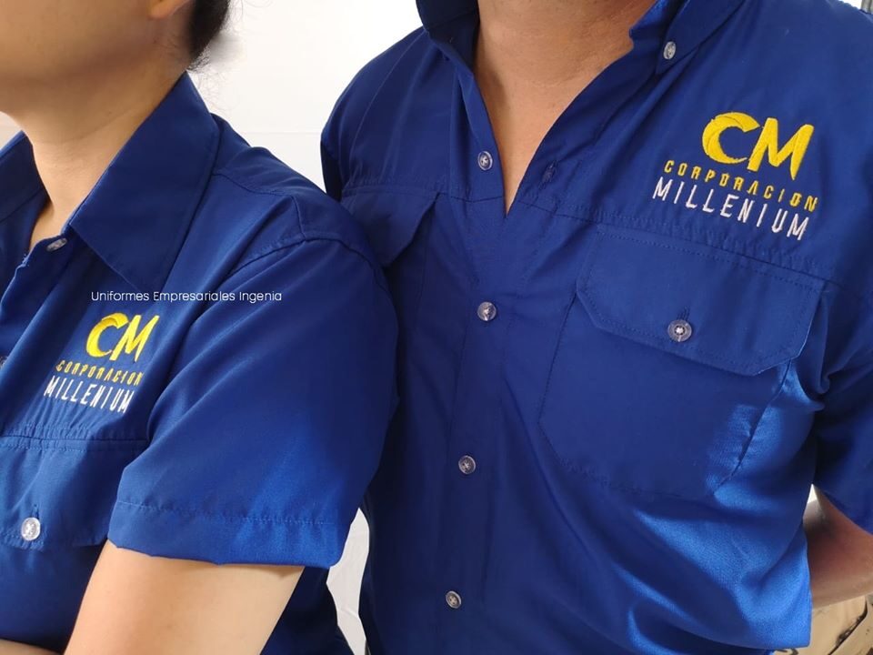 Profesional con camisa corporativa en Costa Rica